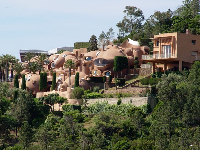 Théoule-sur-Mer-Miramar,_Le_Paleis_Bulles_-_panoramio.jpg
